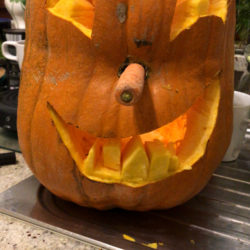 OhLaura_Halloween_Kuerbis_geschnitzt